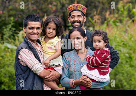 Naggar, Indien - August 2017. Indische Familie schauen und lächeln in die Kamera. Naggar, Himachal Pradesh. Nord Indien. Stockfoto