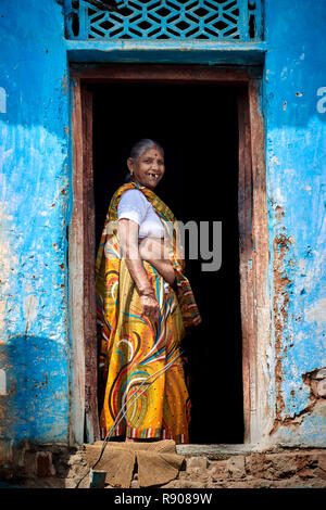 Orchha, Madhya Pradesh, Indien - 20. Oktober 2018: die alten ländlichen indischen Frau, im Innenhof seines Hauses. Lächelnd in die Kamera. Stockfoto