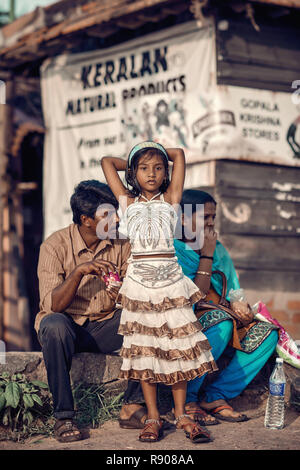 Cochin, Kerala, Indien - 30. November 2017: Portrait von Indischen ländlichen Mädchen. Nette indische Mädchen gekleidet in Sari, zusammen mit ihren Eltern. Stockfoto