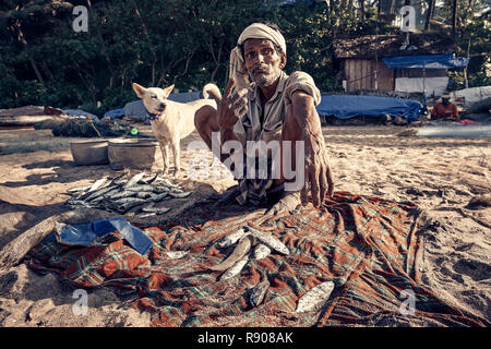 Cochin, Kerala, Indien - 30. November 2017: Unbekannter indische Fischer mit fishis am Strand in Varkala. Täglichen Lebensstil im ländlichen Gebiet im Süden von Indi Stockfoto