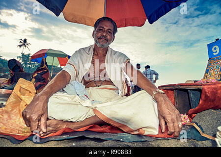 Cochin, Kerala, Indien - 30. November 2017: Portrait von unbekannten indischen Brahman am Strand in Varkala. Täglichen Lebensstil im ländlichen Gebiet im Süden Indiens. Stockfoto