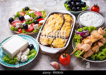 Auswahl an traditionellen griechischen Gerichten Stockfoto