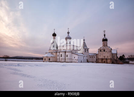 Ferapontov Kloster im Winter im Morgengrauen, malerische Winterlandschaft. Vologda Region, Russland Stockfoto