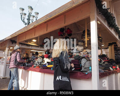 TURIN, Italien - ca. Dezember 2018: Menschen bei Weihnachtsmarkt Stockfoto