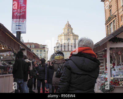 TURIN, Italien - ca. Dezember 2018: Menschen bei Weihnachtsmarkt Stockfoto