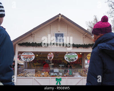 TURIN, Italien - ca. Dezember 2018: Menschen bei Weihnachtsmarkt Stockfoto