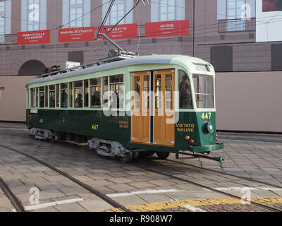 TURIN, Italien - ca. Dezember 2018: Vintage 447 Straßenbahn in Turin Trolley Festival Stockfoto