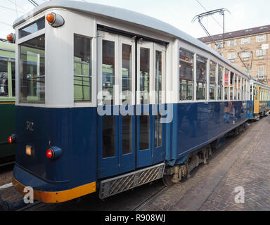 TURIN, Italien - ca. Dezember 2018: Vintage 312 Straßenbahn von Rom Cinecitta in Turin Trolley Festival Stockfoto
