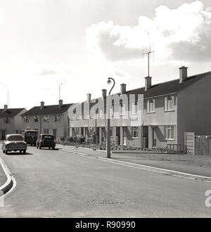 1950, historische, Nachkriegszeit, Großbritannien, Außenansicht eines neu erbauten Wohnanlage, mit Autos der Ära in der Straße geparkt, England, UK. Stockfoto