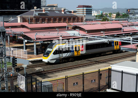 Queensland Rail Zug am Bahnhof Roma Street, Brisbane, Queensland, Australien Stockfoto