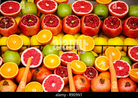 Reif und saftig halbe Frucht bereit für die Herstellung von Saft. Helle Obst Hintergrund. Stockfoto