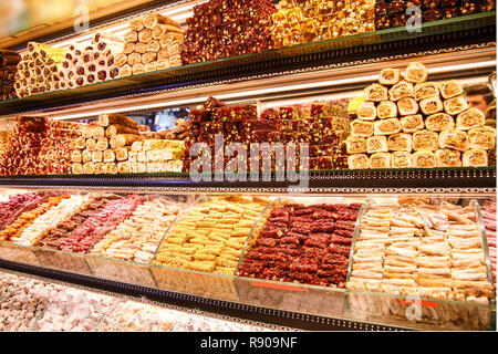 Süßigkeiten in den türkischen Markt. Istanbul, Türkei - 28. September 2018. Stockfoto