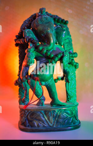 Hindu Gott - Lord Ganesha mit rudraksha Rosenkranz in ein buntes Licht. Bunte Foto der Gottheit Ganesha whit blured Hintergrund. Stockfoto