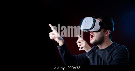 Bild Seite des Menschen in der virtuellen Realität Gläser auf Burgund Hintergrund Stockfoto
