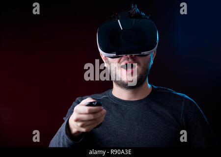 Bild des Menschen in der virtuellen Realität Gläser Stockfoto