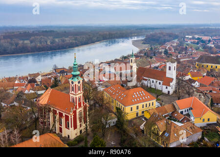 Szentendre, Ungarn - Luftbild Skyline Blick von Szentendre, das kleine und schöne Riverside Stadt im Komitat Pest im Winter Stockfoto