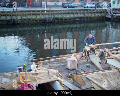 Kopenhagen, Dänemark - 10 April, 2016: Tischler Arbeiten am Hubgerüst in Nyhavn Harbour Stockfoto