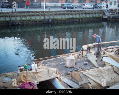 Kopenhagen, Dänemark - 10 April, 2016: Tischler Arbeiten am Hubgerüst in Nyhavn Harbour Stockfoto