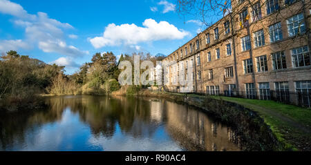 Die stillgelegte aus Stein gebauten Yiyella Factory und Dam im Pleasley Vale, Derbyshire, England, UK. Stockfoto