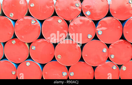 Alte Red Oil Barrel im Dock Hintergrund Rohölpreis in Hongkong, China Stockfoto