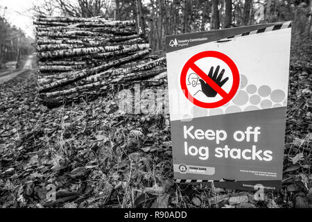 Forstwirtschaft Kommission Gesundheit und Sicherheit Zeichen 'Keep off Log Stacks". Stockfoto