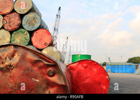 Alte Red Oil Barrel im Dock Hintergrund Rohölpreis in Hongkong, China Stockfoto