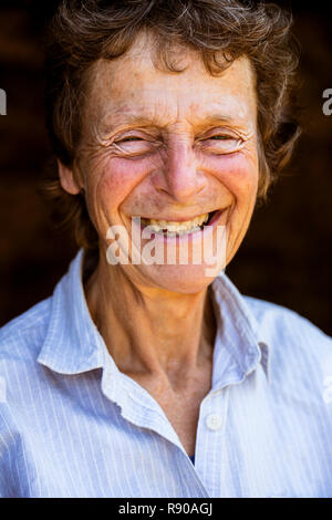 Portrait von lächelnden älteren Frau, bei Kamera schaut. Stockfoto