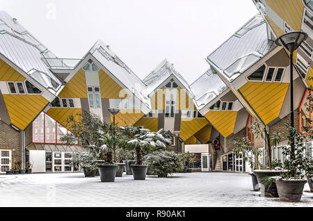 Rotterdam, Niederlande, 3. März 2018: Der Würfel, der Häuser und der öffentliche Raum zwischen ihnen sind mit einer dünnen Schicht Schnee auf einem kalten Winter abgedeckt Stockfoto