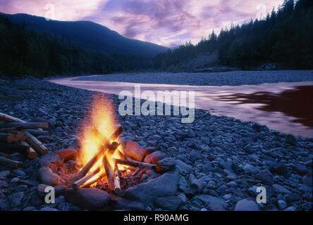 Lagerfeuer am Ufer des South Fork des Flathead River in der Bob Marshall Wilderness Area von Montana, USA Stockfoto