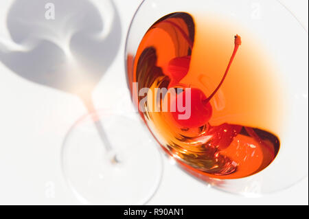 Eine Nahaufnahme von einem Manhattan Cocktail serviert 'up' in einem Martini Glas. Stockfoto