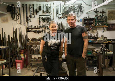 Zwei Schmiede, einem kaukasischen Mann und die Frau in Ihre Werkstatt. Stockfoto