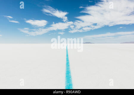 Blaue Linie auf Salt Flats gemalt, Kennzeichnung Rennstrecke Stockfoto