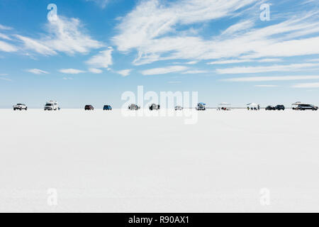 Autos und Zuschauer aufgereiht auf Salt Flats während der Welt der Geschwindigkeit Stockfoto