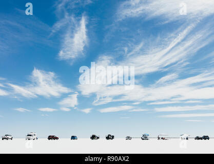 Autos und Zuschauer aufgereiht auf Salt Flats während der Welt der Geschwindigkeit Stockfoto