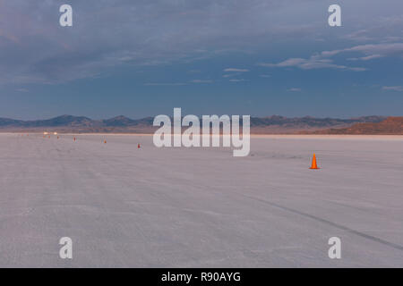 Salt Flats im Morgengrauen, Rennwagen, die in der fernen Stockfoto