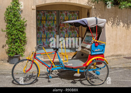 In Lourmarin, Provence, Frankreich - Mai 30, 2017: in der Nähe von einem bunten Rikscha in einer Straße in Lourmarin, Provence, Vaucluse Stockfoto