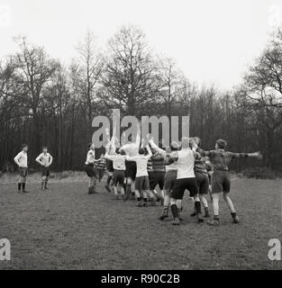 1940, historische, am Haileybury School, ein Rugby Union übereinstimmen, Schüler im Sport Kit auf der Pitch Wettbewerb ein Line-out, Hertford, England, UK. Stockfoto