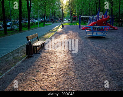 Sonnenlicht auf dem Spielplatz am frühen Morgen, Moskau Stockfoto