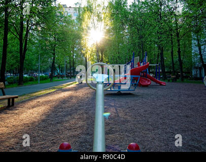 Sonnenlicht auf dem Spielplatz am frühen Morgen, Moskau Stockfoto