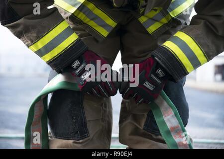 Ein 35Th Bauingenieur Squadron Feuerwehrmann verbindet zwei feuerlöschschläuchen vor einem Burn gesteuert von einem Gebäude in Misawa Air Base, Japan, 15. März 2017. Die Schläuche wurden strategisch vor dem Gebäude für den Fall, dass das Feuer außer Kontrolle geriet. Feuerwehrmänner bieten Programme und Dienstleistungen, die Leben und Eigentum der Bewohner und Besucher von Misawa AB zu schützen. Sie bilden sowohl lokale als auch globale Missionen zu erfüllen. Stockfoto