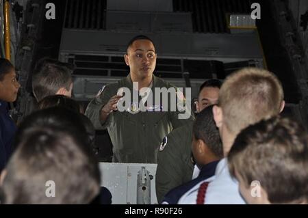 Air Force Reserve Staff Sgt. Josh Winn, der C-130 Lademeister auf die Luftbrücke 731st Squadron zugeordnet, beantwortet Fragen von Sand Creek High School Junior Reserve Officer Training Corps Kadetten während einer Tour Feb 22, 2017 hier. Neben der Besichtigung der C-130, die Studenten waren auch 302Nd Airlift Wing Mission und Modulare luftgestützten Brandbekämpfung System Schriftsatz während ihres Besuchs. Stockfoto