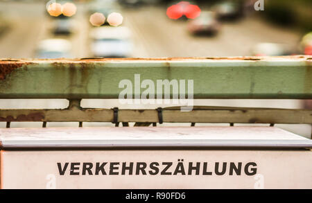 Verkehr Zählwerk auf einer Brücke Stockfoto