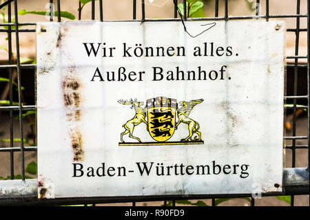 Gegen Stuttgart 21 Poster parodieren die offizielle Werbeslogan des Landes Baden-Württemberg, Text lautet: ' sind wir in der Lage, alles mit t Stockfoto