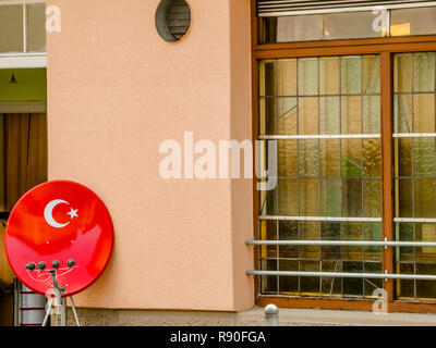 Sat-receiver Teller in den Farben der türkischen Nationalflagge vor einem Restaurant Stockfoto