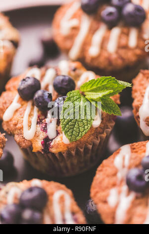 Hausgemachten blueberry muffins mit biologischen Zutaten. Stockfoto
