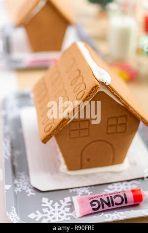 Nahaufnahme der Lebkuchenhäuser auf Kinder Handwerk Weihnachtsfeier. Stockfoto