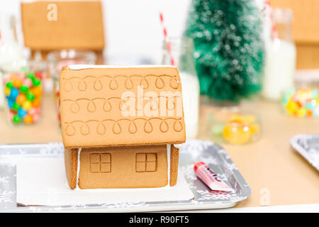Nahaufnahme der Lebkuchenhäuser auf Kinder Handwerk Weihnachtsfeier. Stockfoto