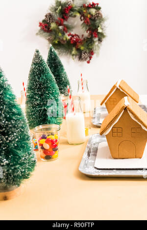 Kinder Partei kleine Lebkuchenhäuser mit Bonbons zu verzieren. Stockfoto