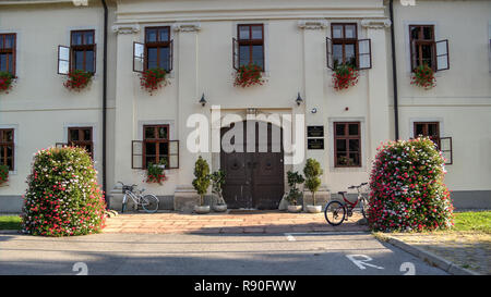 Kroatien, August 2018 - Rathaus Gebäude, ehemaliger Polizeioffizier Kaserne, in der Stadt Slavonski Brod Stockfoto