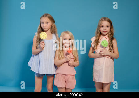 Süßigkeiten Lutscher drei kleine Mädchen blond Essen Stockfoto